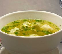 Пельмени в бульоне