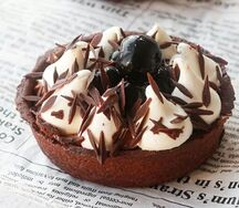 Шоколадная тарелка с вишней