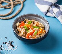 Лапша удон с курицей и сладким соусом чили