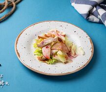 Курица с запеченной грушей и ягодным соусом