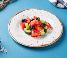 Свежие помидоры и огурцы