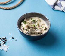 Тушеная говядина с шампиньонами и зернистой горчицей