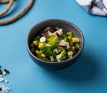 Обжаренные овощи с лепестками миндаля