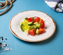 Свежие помидоры и огурцы с салатом айсберг