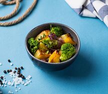 Запечённый картофель с брокколи и красным луком