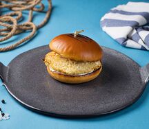 Рыбный бургер с соусом тартар