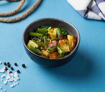 Картофель, запеченный с зеленой фасолью и красным луком