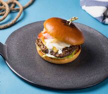 Гамбургер с соусом блю чиз