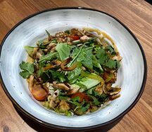 Теплый салат с цыпленком, грибами и блю чиз