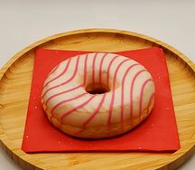 Пончик-донатс малина и сливочный сыр