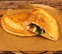 Кальцоне с тунцом и рукколой