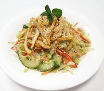Ном га салат с курицей и овощами