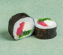 Ролл магуро с чука салатом