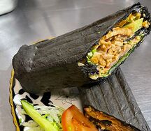 Шаурма в чёрном лаваше