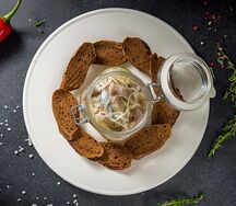 Сельдь с ржаными гренками