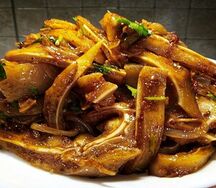 Острые свиные ушки с овощами