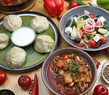 Манты, суп, компот и лепешка