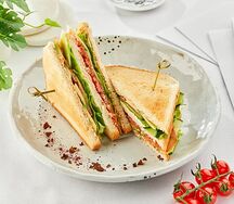 Клаб сэндвич с лососем и авокадо