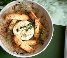 Камамбер с чесноком, гренками и прованскими травами