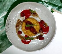 Жареный камамбер с ягодным соусом