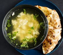 Куриный бульон с яйцом и лапшой