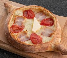 Хачапури по-аджарски с беконом и томатами