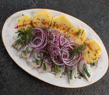 Сельдь с отварным картофелем