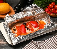 Лосось, запеченный с овощами в фольге
