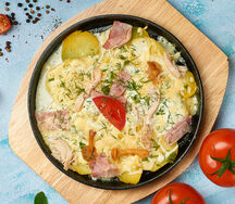 Горячая сковородка с курицей и беконом