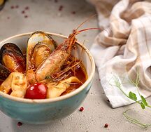 Суп с морепродуктами томатный