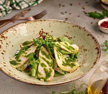 Зелёный салат с курицей и луковым соусом