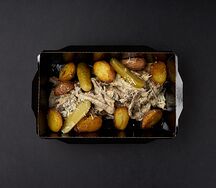 Бефстроганов с говяжьим языком, грибами и запеченным картофелем