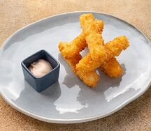 Сырные палочки с соусом томато-сораде