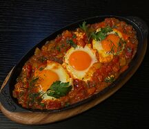 Шакшука с гренками и Фета