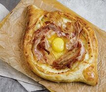Хачапури по-аджарски с беконом