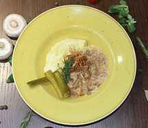Бефстроганов с картофельным пюре