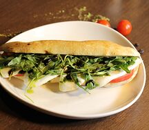 Панини с моцареллой и томатами
