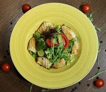 Салат с кальмаром и авокадо