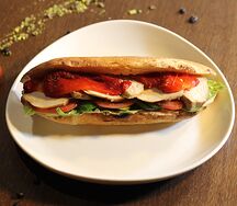 Панини с курицей и печёным перцем