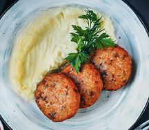 Котлетки из лосося с картофельным пюре