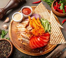 Шаурма на тарелке с курицей