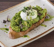 Авокадо-тост с яйцом пашот