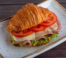 Сэндвич на круассане с ветчиной и сыром