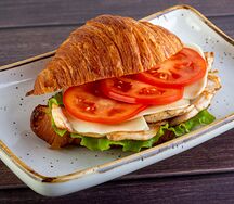 Сэндвич на круассане с курицей и соусом блю чиз