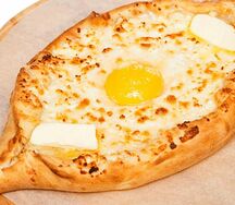 Хачапури по-аджарски с двумя желтками