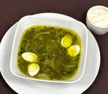 Щи зеленые с перепелиным яйцом и сметаной