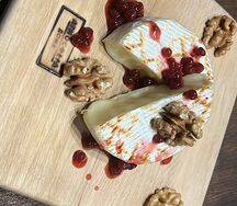 Камамбер с брусничным соусом