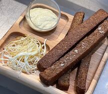 Гренки чесночные с сырным соусом и сулугуни