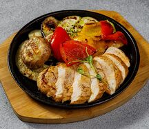 Куриное филе, сливочный соус и овощи