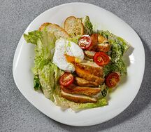 Цезарь с курицей и яйцом пашот